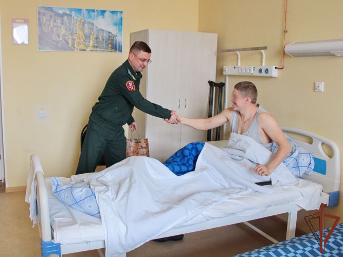 В Ленинградской области поздравили с Пасхой росгвардейцев, получивших ранения в ходе операции на Украине