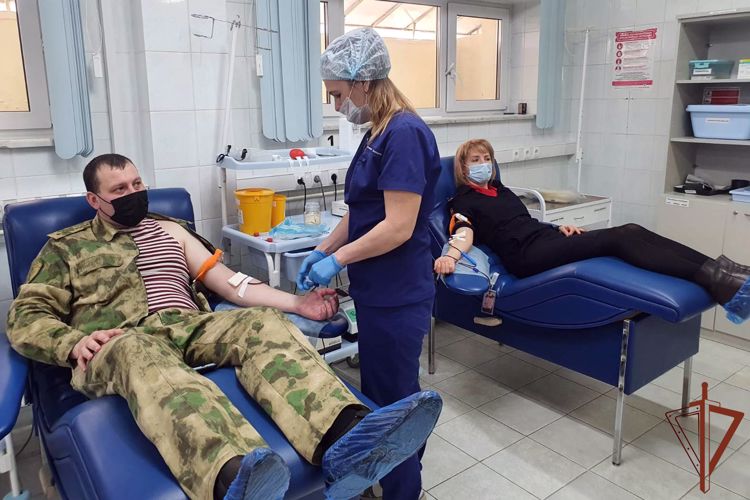 Военнослужащие и сотрудники Росгвардии приняли участие в донорской акции в Югре