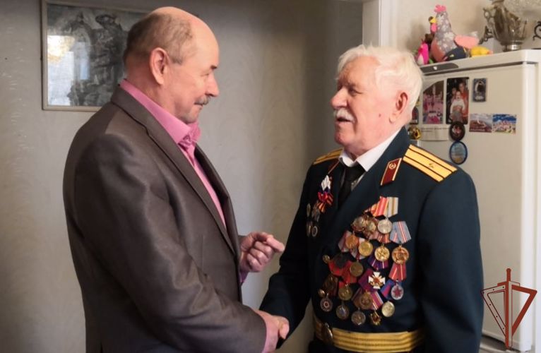 Росгвардейцы на Урале навестили ветеранов войск правопорядка