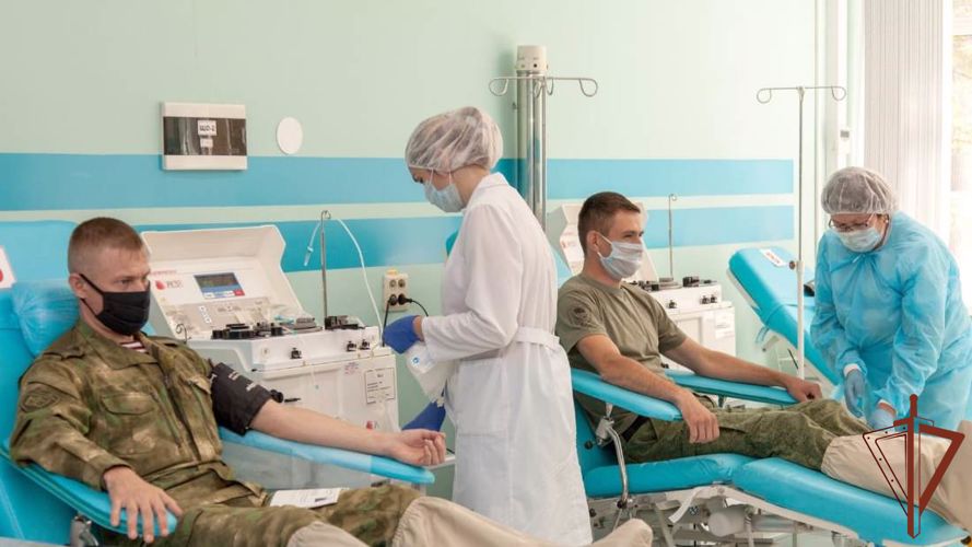 Представители Росгвардии пополнили банк крови и поздравили медиков Урала с национальным днём донора (видео)