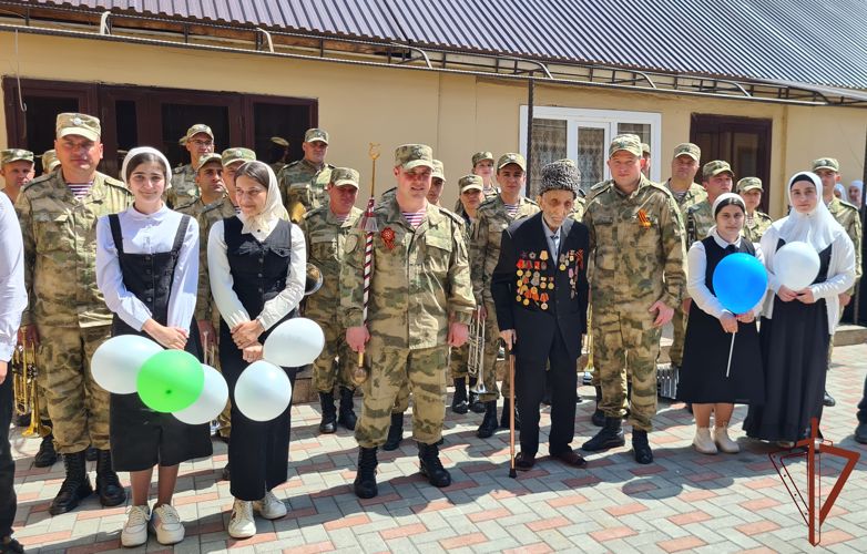 Военнослужащие Росгвардии навестили ветерана Великой Отечественной войны в Чеченской Республике