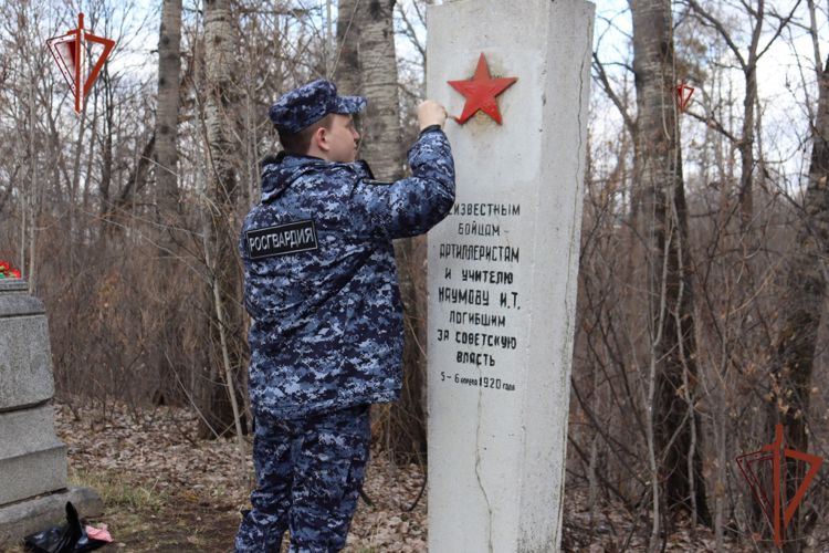 Росгвардейцы привели в порядок братскую могилу в Хабаровске 