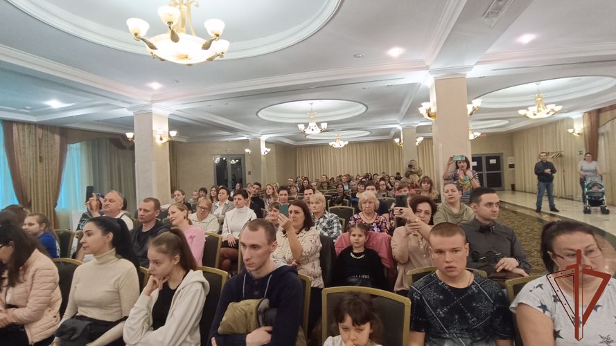 Академический ансамбль песни и пляски Росгвардии выступил в Ростове-на-Дону для беженцев из Донбасса