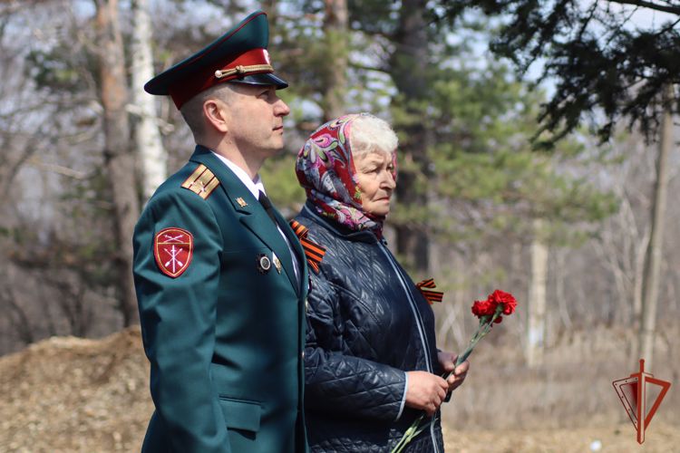  Росгвардейцы в Хабаровске присоединились ко всероссийской акции «Вахта памяти. Сыны Великой Победы»