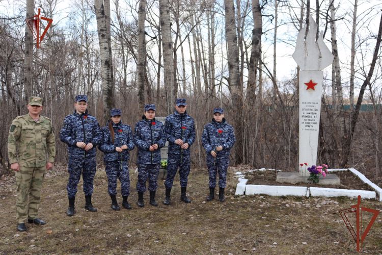 Росгвардейцы привели в порядок братскую могилу в Хабаровске 