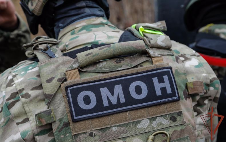 При содействии ОМОН на транспорте в Дагестане задержаны подозреваемые в незаконном хранении наркотиков