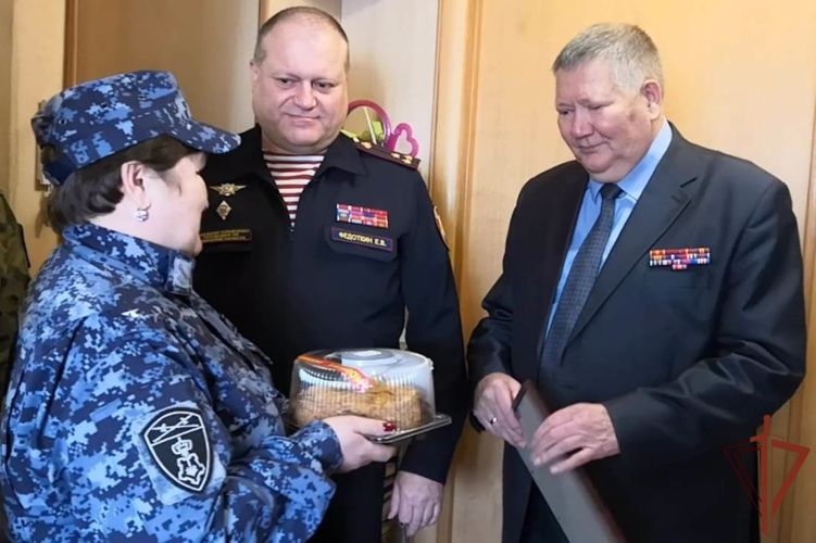 Росгвардейцы на Урале навестили ветеранов войск правопорядка