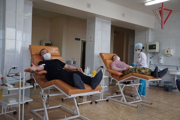 Росгвардейцы в Бурятии сдали донорскую кровь