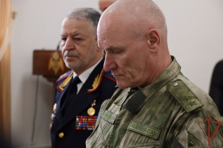 В Грозном семьям погибших при исполнении воинского долга росгвардейцев передали государственные награды