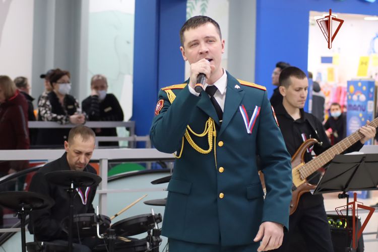 Творческие коллективы Росгвардии выступили перед хабаровчанами с концертом в поддержку российских войск
