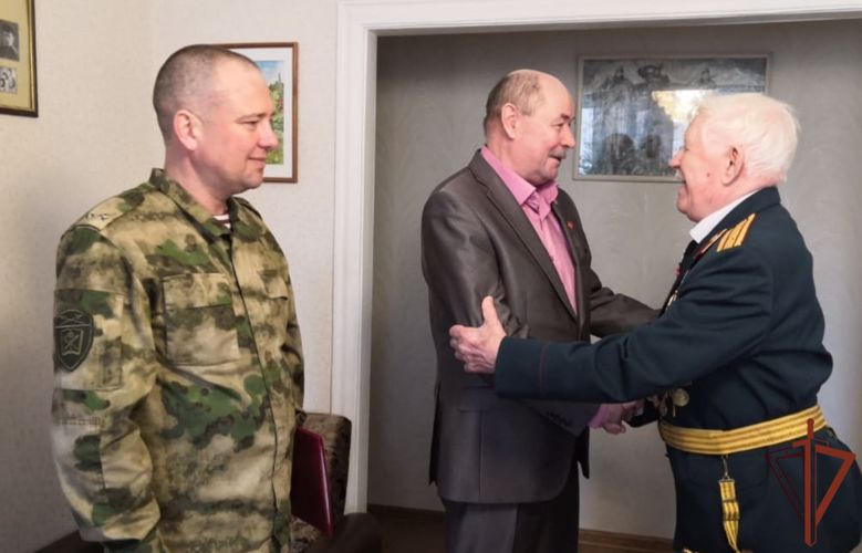 Росгвардейцы на Урале навестили ветеранов войск правопорядка