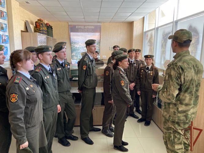 Один день в отряде спецназа Росгвардии провели воспитанники патриотических клубов Новосибирска