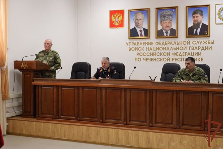 В Грозном семьям погибших при исполнении воинского долга росгвардейцев передали государственные награды