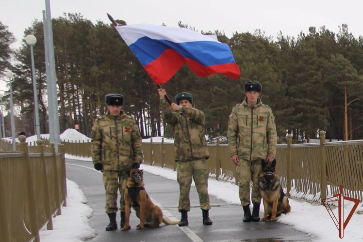 Росгвардейцы в Тюмени присоединились к всероссийской акции «Своих не бросаем» (видео)