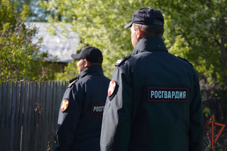 В Омске сотрудники Росгвардии оказали помощь гражданам на пожаре
