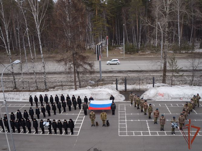 Росгвардия продолжает участие в акции «Своих не бросаем» в Сибири