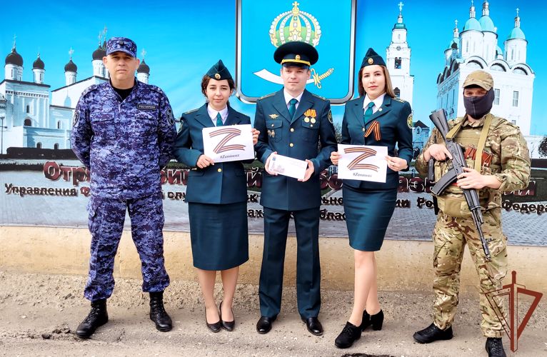 Бойцов ОМОН «Сапсан» Росгвардии в преддверии Дня отряда поздравили представители Астраханской таможни