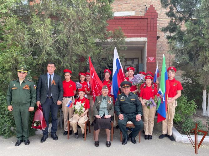 С наступающим Днем Победы поздравили ветеранов войны росгвардейцы в Кизляре 