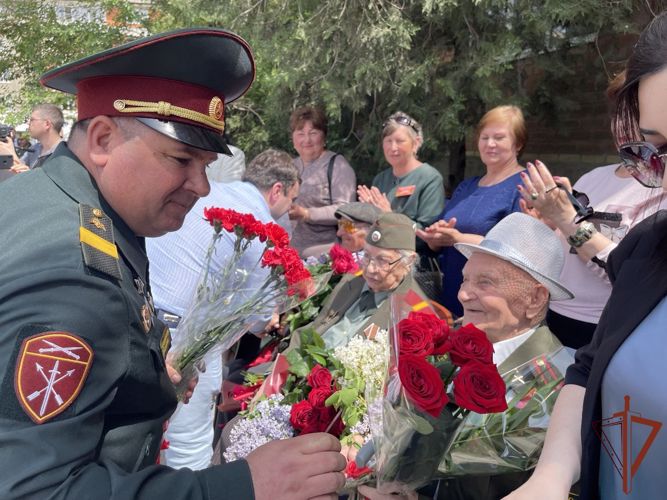 С наступающим Днем Победы поздравили ветеранов войны росгвардейцы в Кизляре 