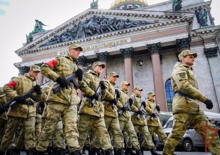 Росгвардейцы приняли участие в первой репетиции парада Победы на Дворцовой площади