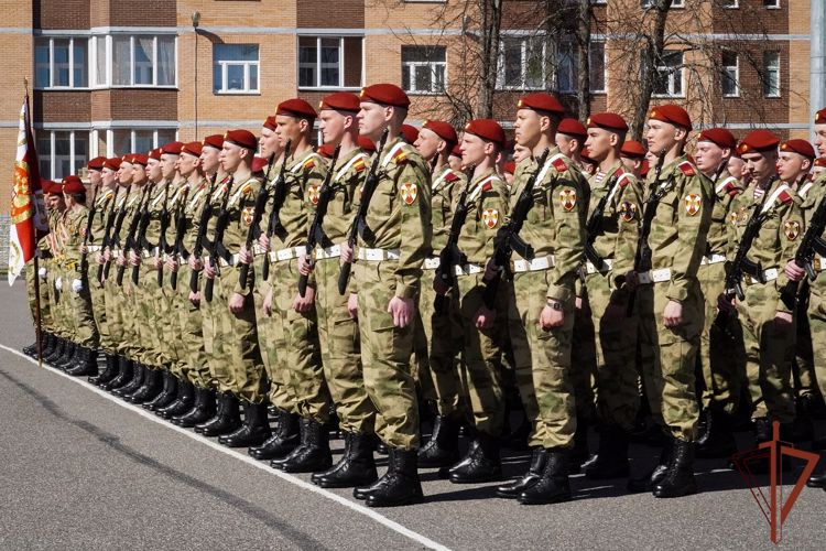 Росгвардейцы представили парадную форму петербургским журналистам (видео)