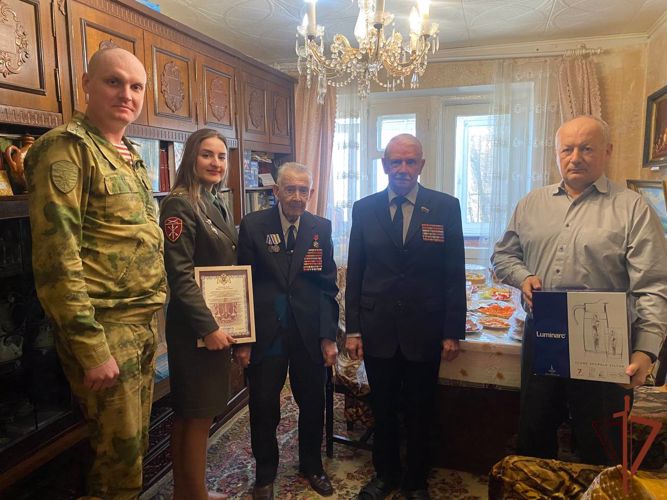 Ветерана Великой Отечественной войны поздравили с 97-летием росгвардейцы в Крыму 