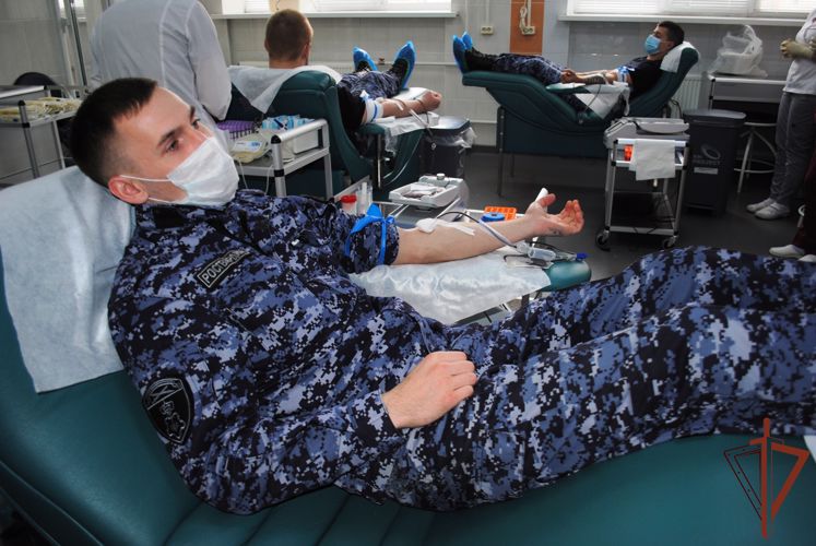 Сотрудники Росгвардии сдали кровь для пациентов петербургских больниц