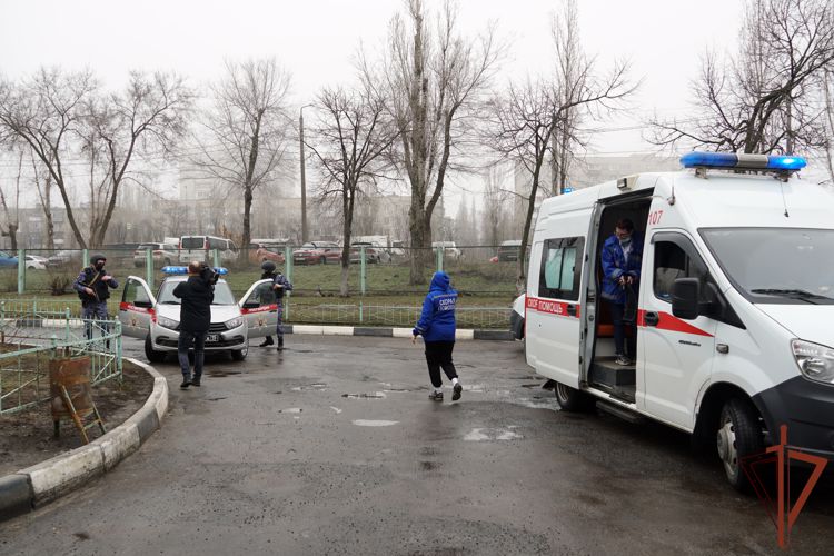 Росгвардия обеспечивает безопасность работы бригад скорой помощи в Воронежской области (видео)