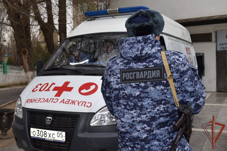 Росгвардия обеспечивает безопасность бригад скорой помощи в Дагестане