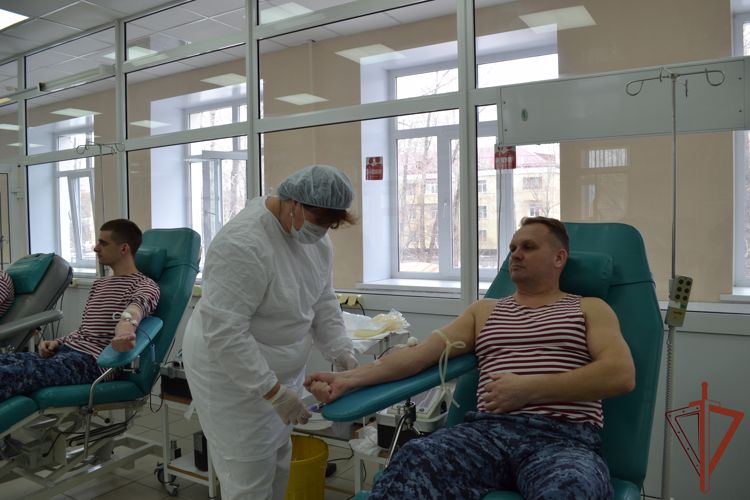 В Сибири росгвардейцы отметили Национальный день донора коллективной сдачей крови 