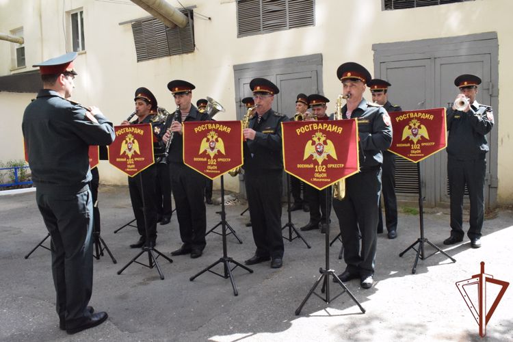 Росгвардейцы Дагестана поддержали акцию «Парад у дома ветерана»