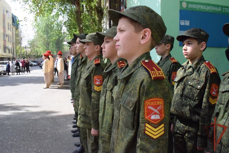 Росгвардейцы Дагестана поддержали акцию «Парад у дома ветерана»