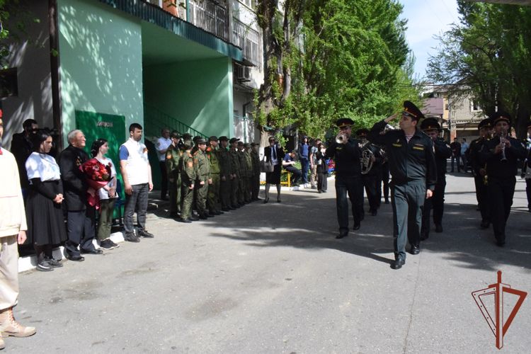 Росгвардейцы Дагестана поддержали акцию «Парад у дома ветерана»
