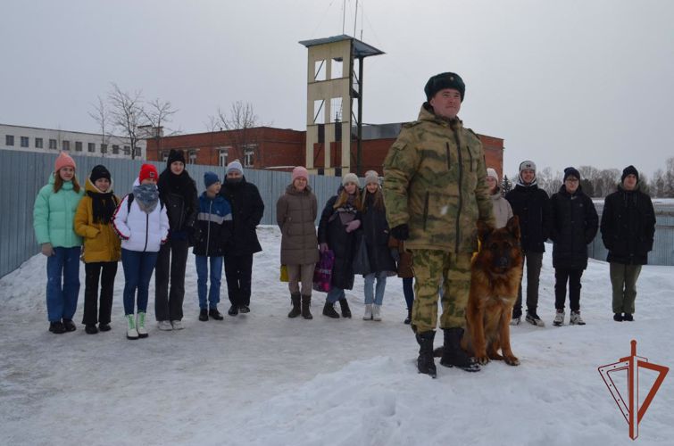 Воспитанники детского социального центра стали гостями лесновского полка Росгвардии (видео)