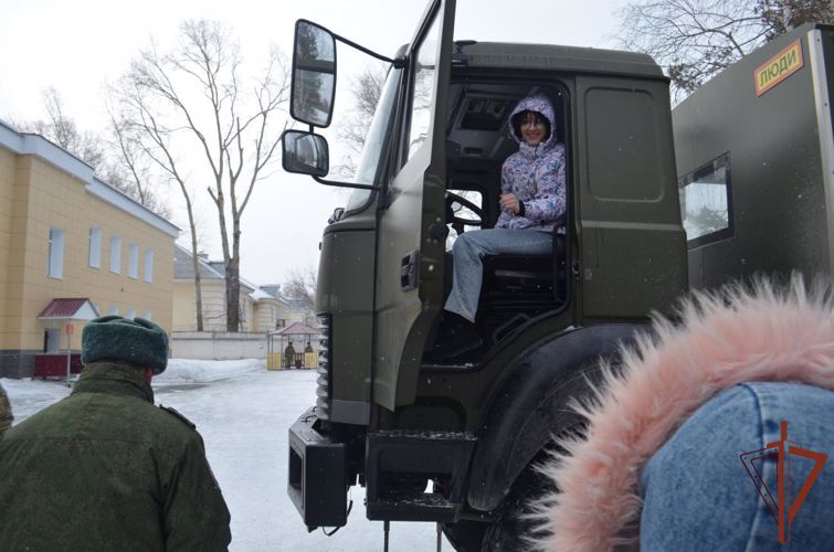 Воспитанники детского социального центра стали гостями лесновского полка Росгвардии (видео)