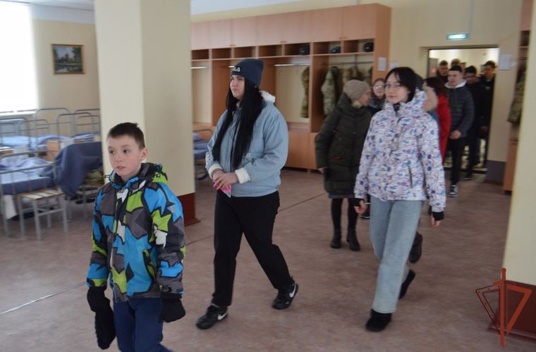 Воспитанники детского социального центра стали гостями лесновского полка Росгвардии (видео)