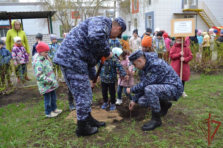 Росгвардейцы высадили Аллею в честь спецподразделений в Воронежской области