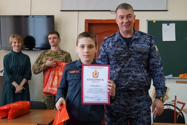 Начальник Управления Росгвардии по Архангельской области наградил участников конкурса детских рисунков