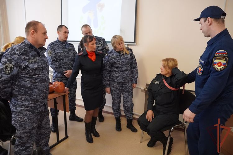 Методы оказания первой помощи пострадавшим изучили сотрудники Росгвардии в Костроме