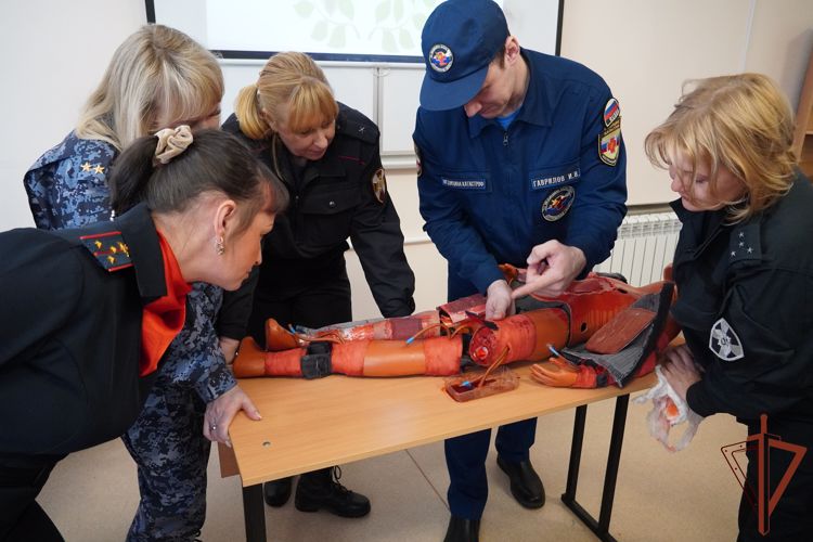 Методы оказания первой помощи пострадавшим изучили сотрудники Росгвардии в Костроме