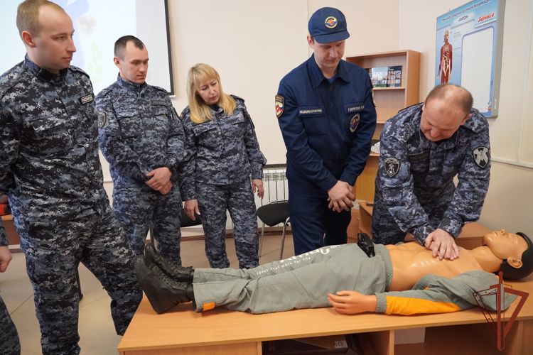 Методы оказания первой помощи пострадавшим изучили сотрудники Росгвардии в Костроме