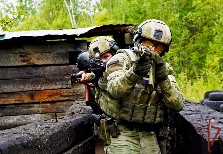 Командующий Центральным округом поздравил спецподразделения Росгвардии в Липецке и Туле с 29-летием 