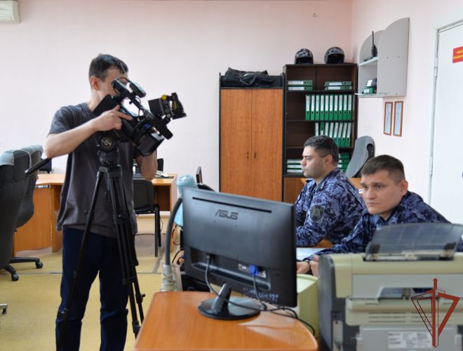 Росгвардия рассказала уральским тележурналистам  об арсенале средств защиты автотранспорта и водителей, имеющихся у ведомства (видео)