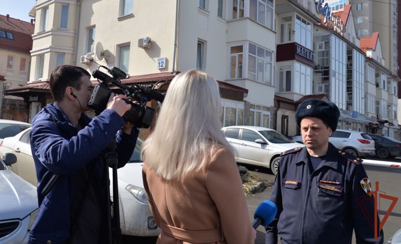 Росгвардия рассказала уральским тележурналистам  об арсенале средств защиты автотранспорта и водителей, имеющихся у ведомства (видео)