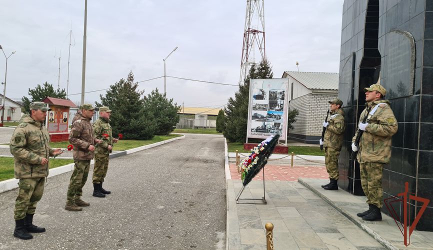  Военнослужащие урус-мартановского полка Росгвардии почтили память погибших товарищей
