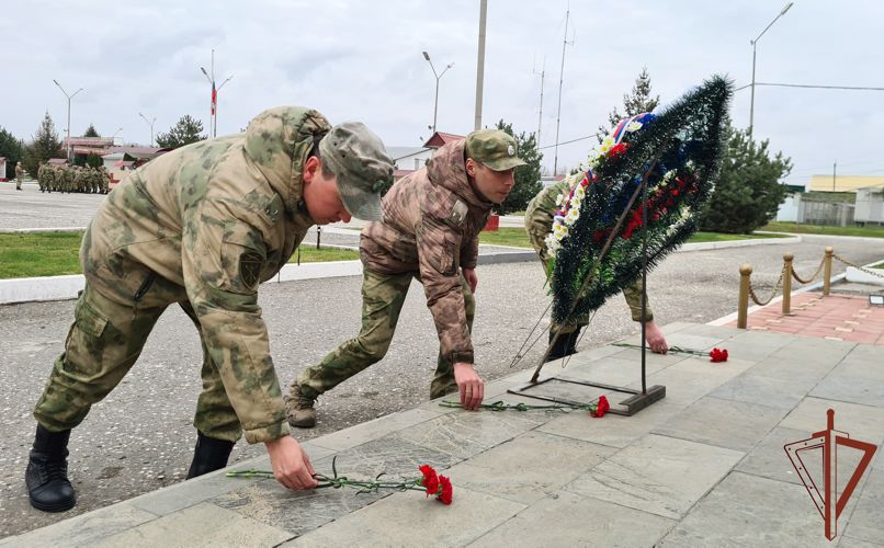 Военнослужащие урус-мартановского полка Росгвардии почтили память погибших товарищей