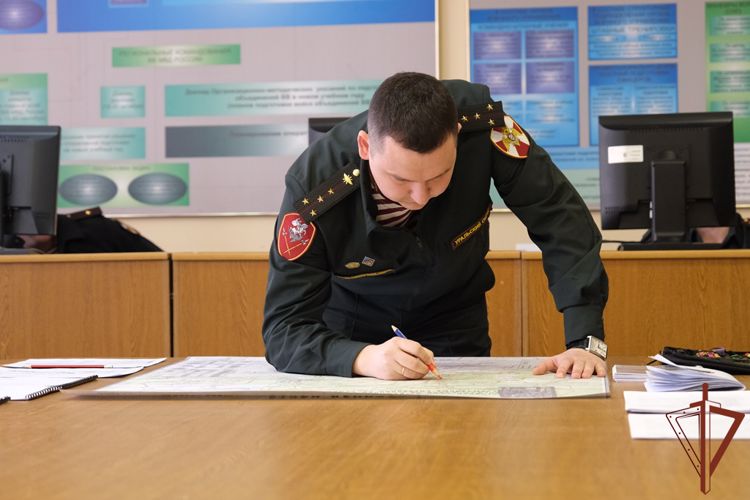 Военнослужащие и сотрудники Уральского округа Росгвардии участвуют во всероссийском учении МЧС