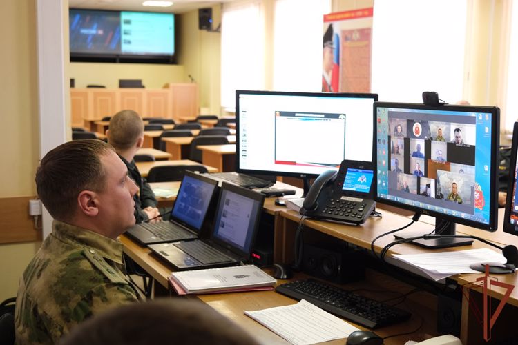 Военнослужащие и сотрудники Уральского округа Росгвардии участвуют во всероссийском учении МЧС
