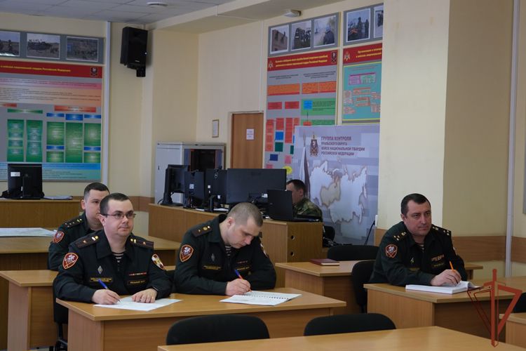 Военнослужащие и сотрудники Уральского округа Росгвардии участвуют во всероссийском учении МЧС