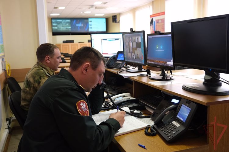 Военнослужащие и сотрудники Уральского округа Росгвардии участвуют во всероссийском учении МЧС